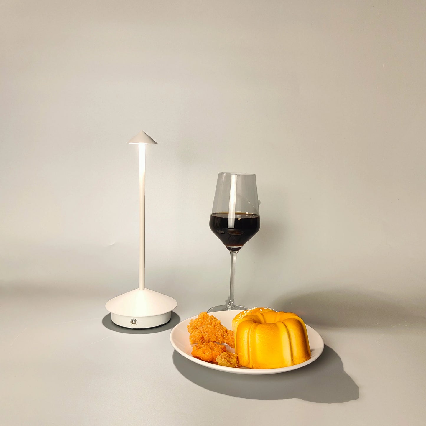 2600 MAH advanced simple wireless charging desk lamp, hotel bar table decorative light