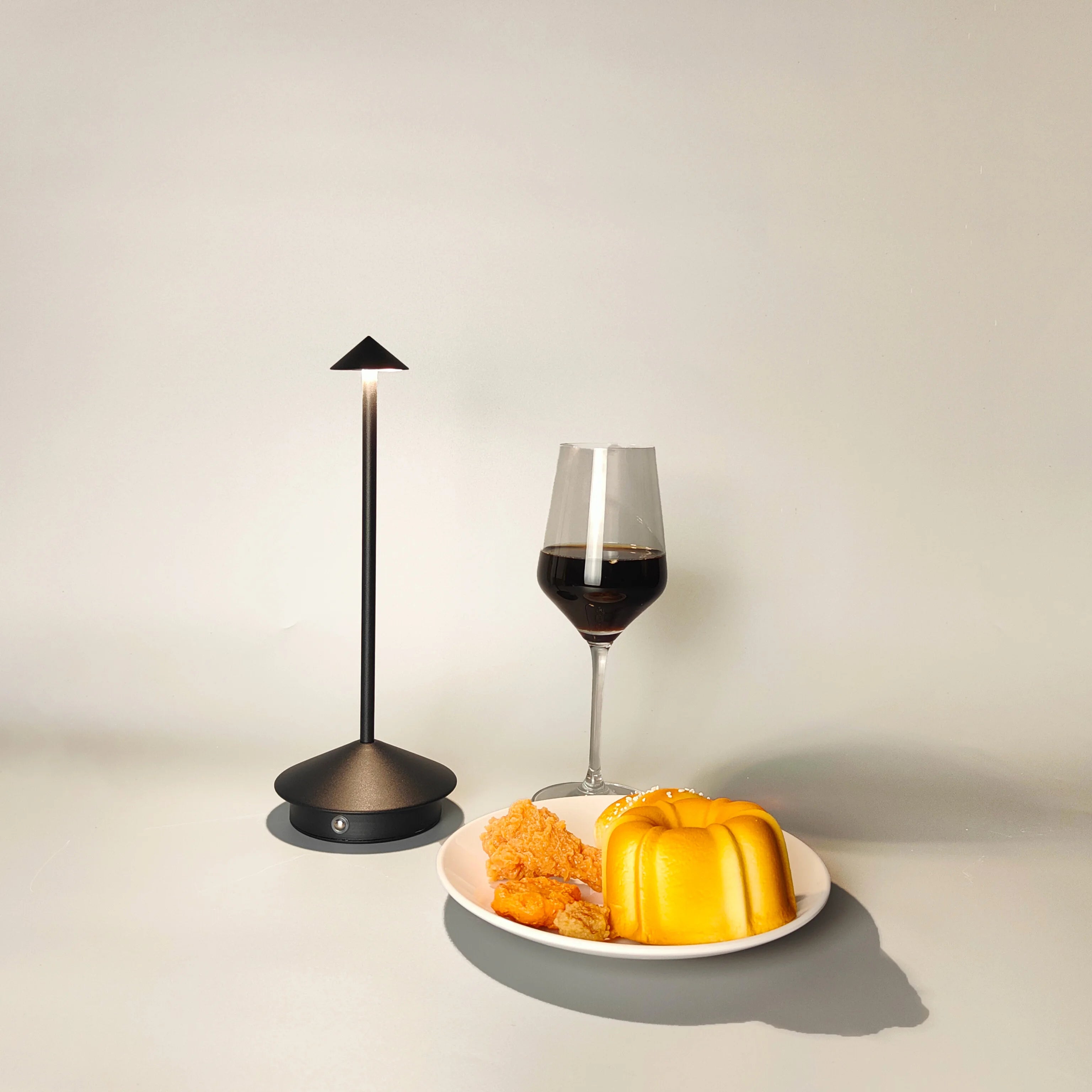 2600 MAH advanced simple wireless charging desk lamp, hotel bar table decorative light